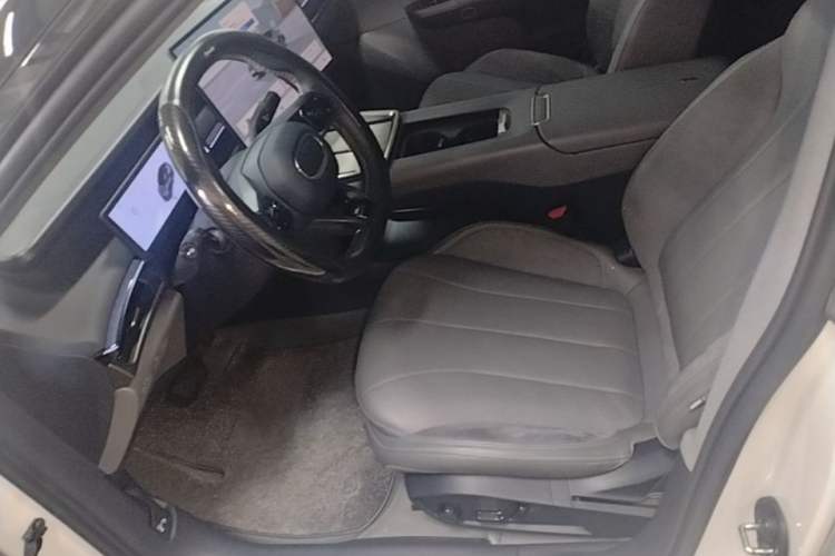 Used Lynk & Co 07 2024 EM-P 126 Long-Range Halo Left Front Seat