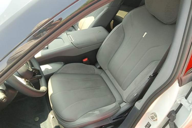 Used Lynk & Co 07 2024 EM-P 126 Long-Range Ultra Left Front Seat