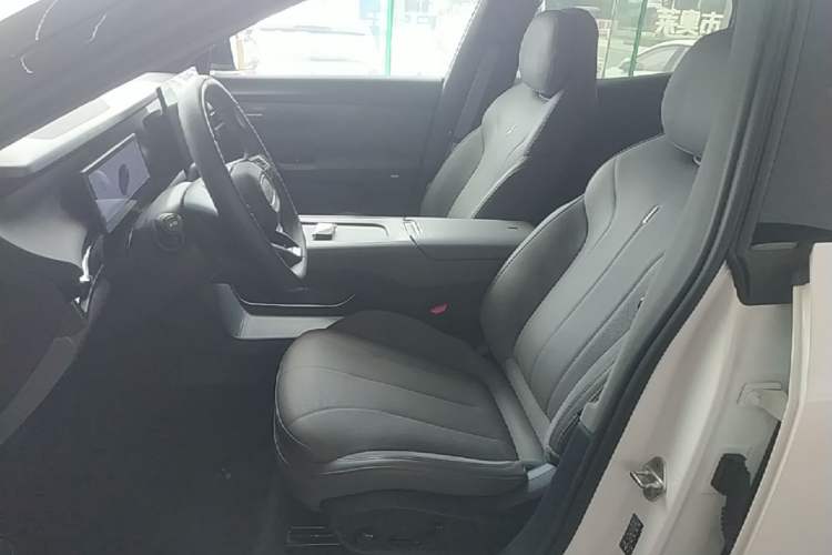 Used Lynk & Co 07 2024 EM-P 126 Long-Range Ultra Left Front Seat
