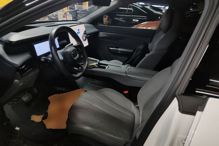 Used Lynk & Co 07 2024 EM-P 126 Long-Range Ultra Left Front Seat