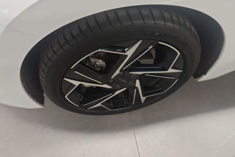 Used Lynk & Co 07 2024 EM-P 126 Long-Range Halo Left Front Wheel Hub
