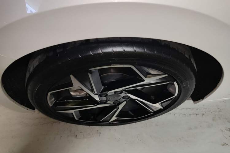Used Lynk & Co 07 2024 EM-P 126 Long-Range Ultra Left Front Wheel Hub