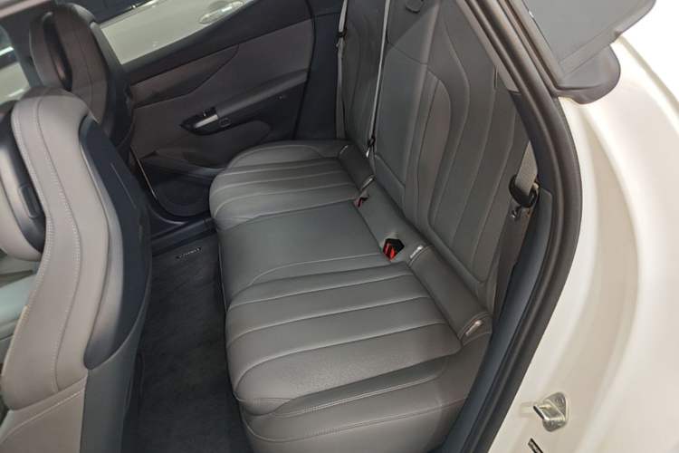 Used Lynk & Co 07 2024 EM-P 126 Long-Range Pro Left Rear Seat