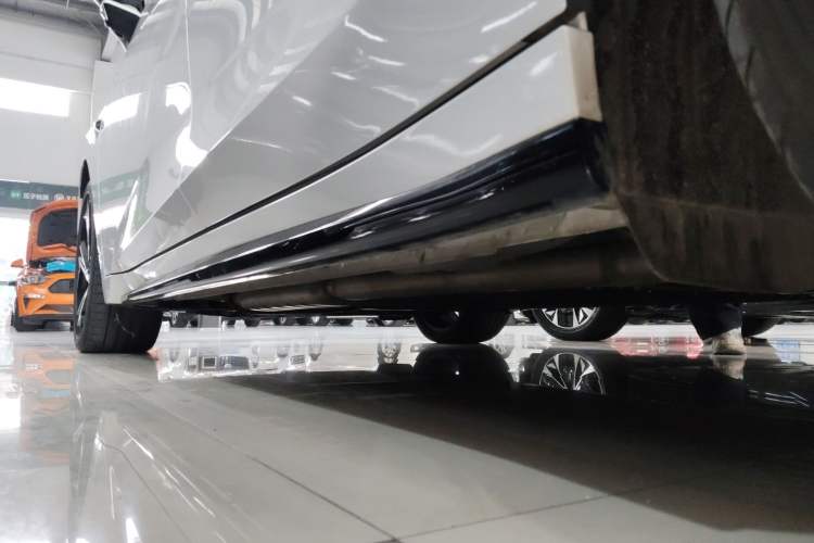 Used Lynk & Co 07 2024 EM-P 126 Long-Range Ultra Left Side Sill