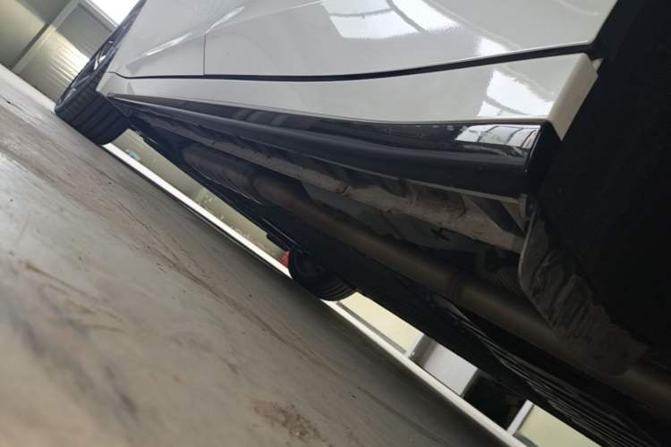 Used Lynk & Co 07 2024 EM-P 126 Long-Range Halo Left Side Sill