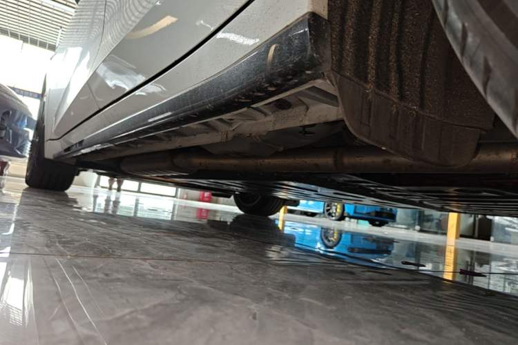 Used Lynk & Co 07 2024 EM-P 126 Long-Range Ultra Left Side Sill