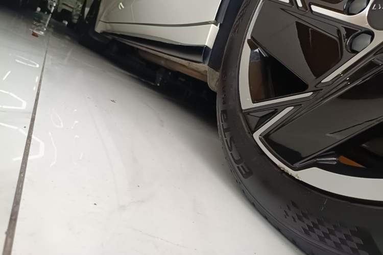 Used Lynk & Co 07 2024 EM-P 126 Long-Range Halo Left Side Sill