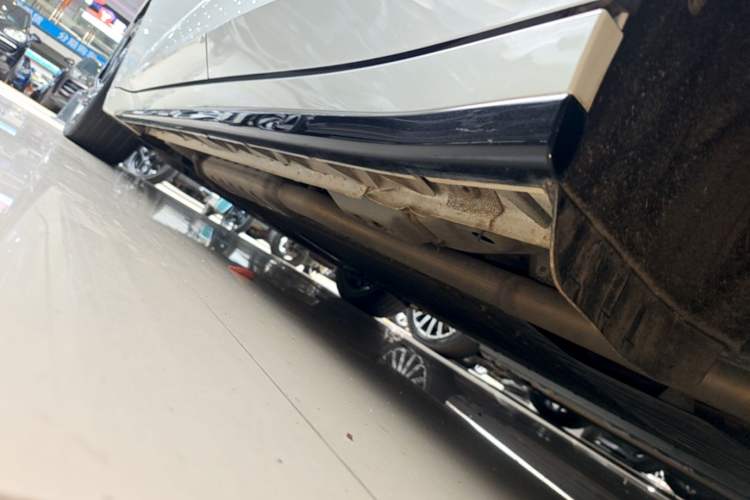Used Lynk & Co 07 2024 EM-P 126 Long-Range Halo Left Side Sill