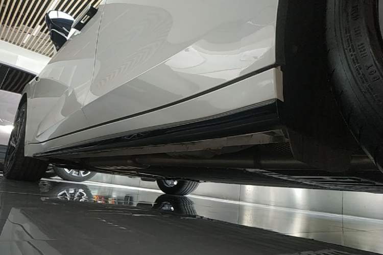 Used Lynk & Co 07 2024 EM-P 126 Long-Range Ultra Left Side Sill