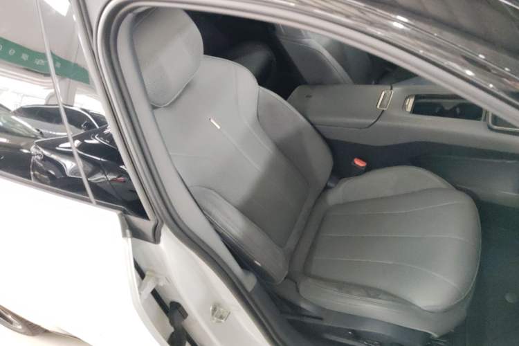 Used Lynk & Co 07 2024 EM-P 126 Long-Range Ultra Right Front Seat