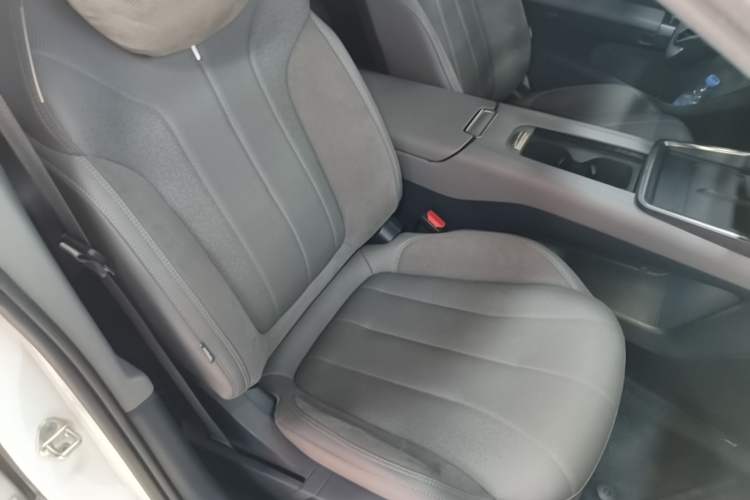 Used Lynk & Co 07 2024 EM-P 126 Long-Range Ultra Right Front Seat
