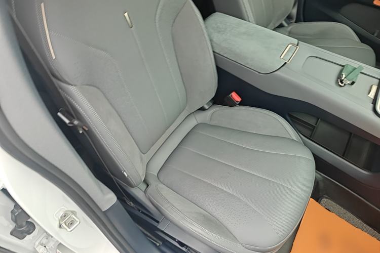 Used Lynk & Co 07 2024 EM-P 126 Long-Range Ultra Right Front Seat