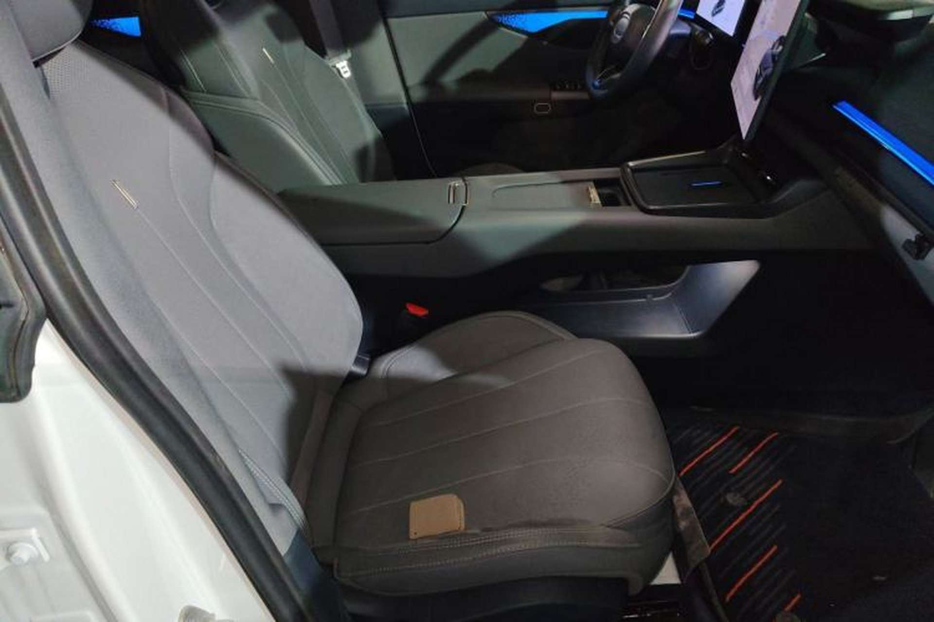 Used Lynk & Co 07 2024 EM-P 126 Long-Range Ultra Right Front Seat