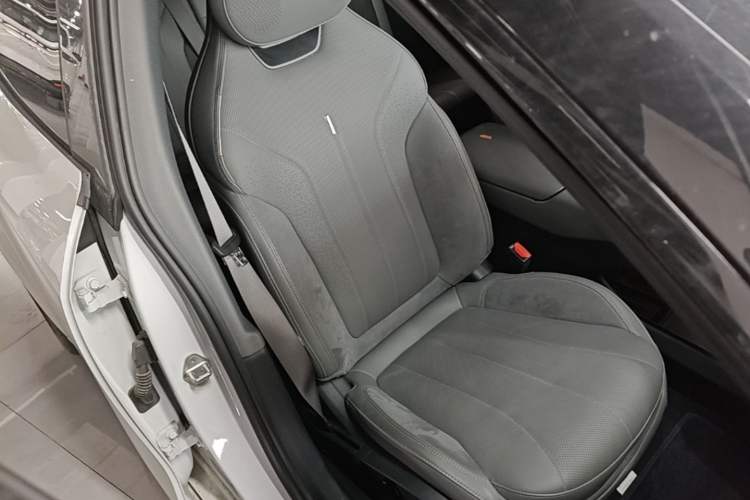 Used Lynk & Co 07 2024 EM-P 126 Long-Range Ultra Right Front Seat