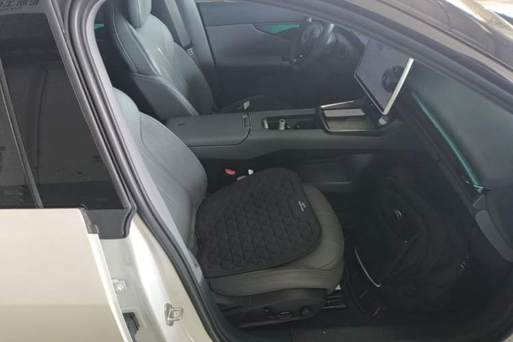 Used Lynk & Co 07 2024 EM-P 126 Long-Range Halo Right Front Seat