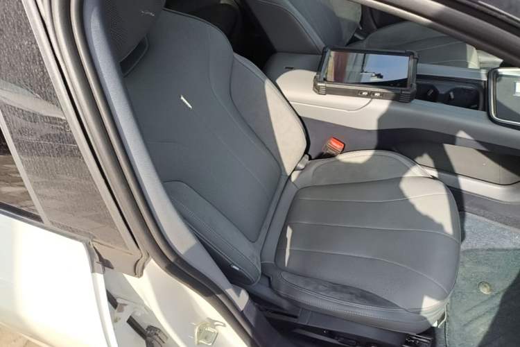 Used Lynk & Co 07 2024 EM-P 126 Long-Range Ultra Right Front Seat