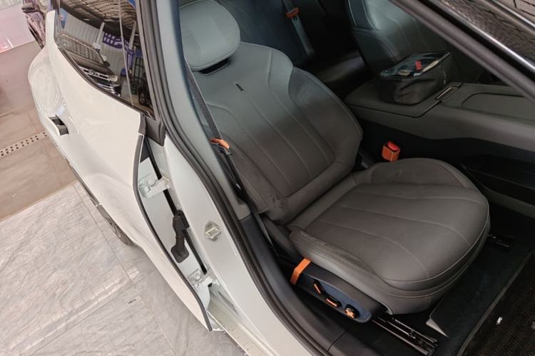 Used Lynk & Co 07 2024 EM-P 126 Long-Range Ultra Right Front Seat