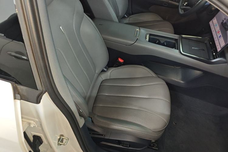 Used Lynk & Co 07 2024 EM-P 126 Long-Range Pro Right Front Seat