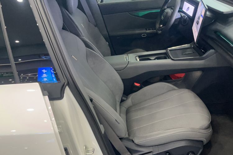 Used Lynk & Co 07 2024 EM-P 126 Long-Range Ultra Right Front Seat