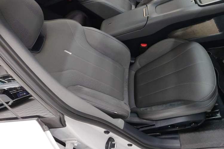 Used Lynk & Co 07 2024 EM-P 126 Long-Range Halo Right Front Seat