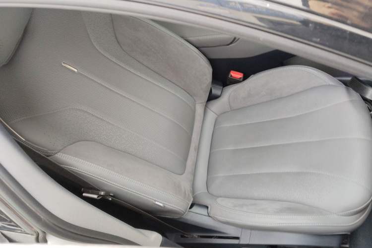 Used Lynk & Co 07 2024 EM-P 126 Long-Range Ultra Right Front Seat