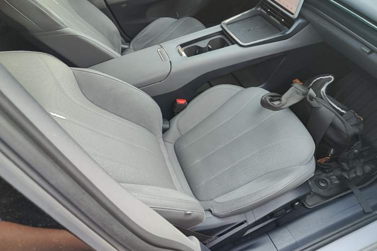 Used Lynk & Co 07 2024 EM-P 126 Long-Range Ultra Right Front Seat