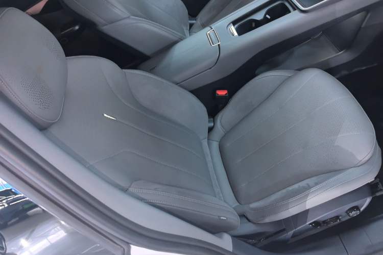 Used Lynk & Co 07 2024 EM-P 126 Long-Range Ultra Right Front Seat