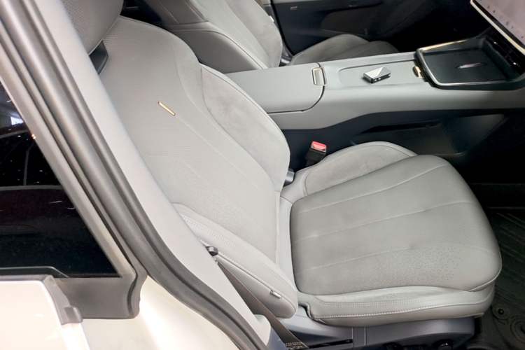 Used Lynk & Co 07 2024 EM-P 126 Long-Range Halo Right Front Seat