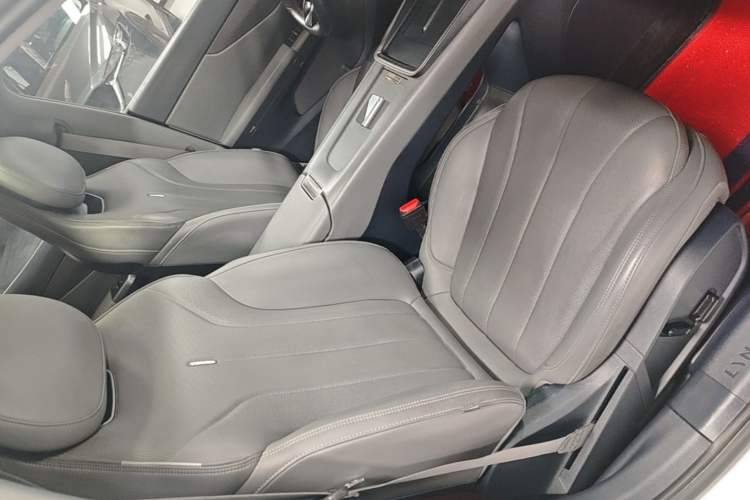 Used Lynk & Co 07 2024 EM-P 126 Long-Range Pro Right Front Seat