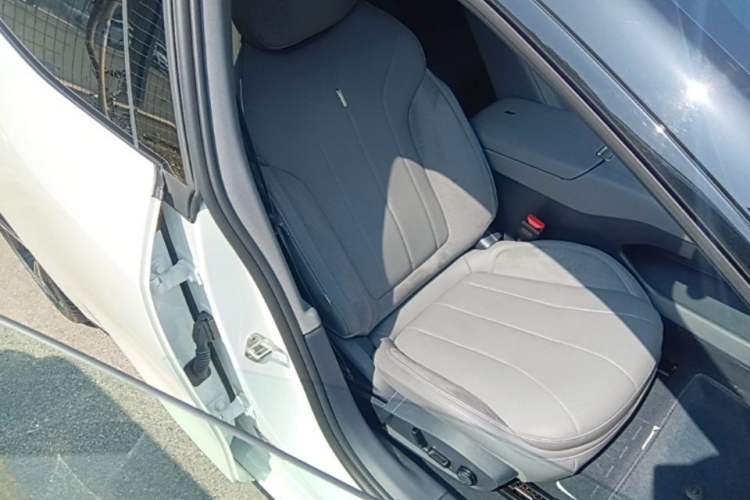 Used Lynk & Co 07 2024 EM-P 126 Long-Range Ultra Right Front Seat