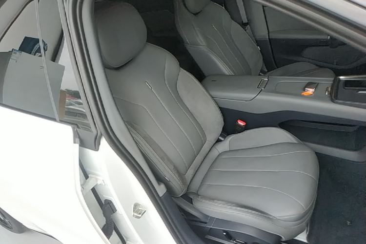 Used Lynk & Co 07 2024 EM-P 126 Long-Range Ultra Right Front Seat
