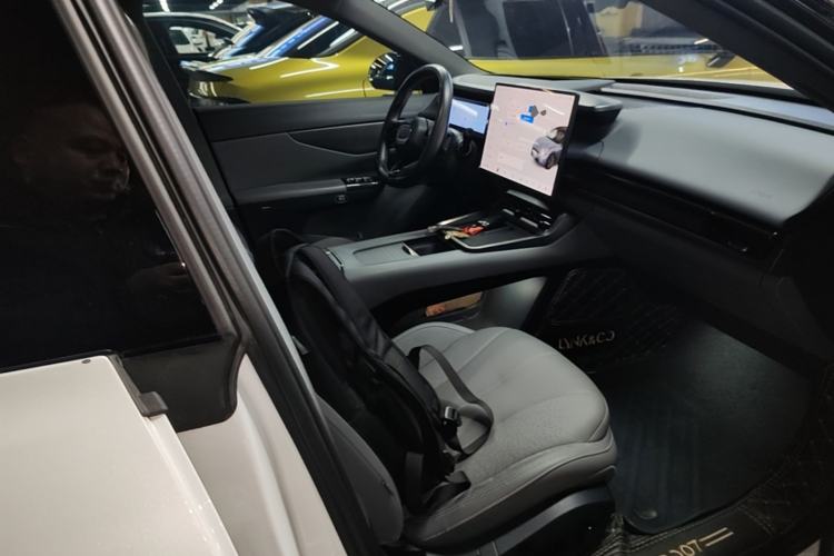 Used Lynk & Co 07 2024 EM-P 126 Long-Range Ultra Right Front Seat
