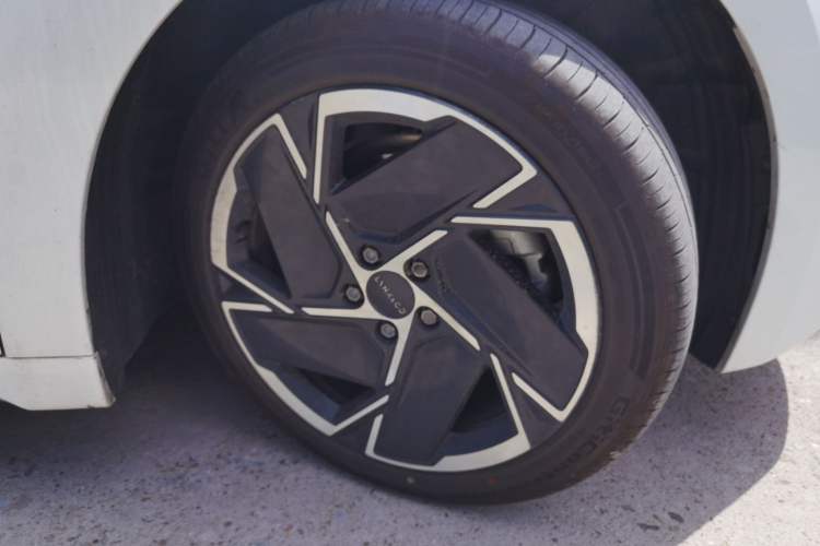 Used Lynk & Co 07 2024 EM-P 126 Long-Range Halo Right Front Wheel Hub