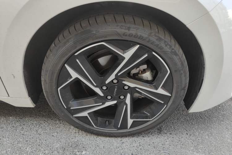 Used Lynk & Co 07 2024 EM-P 126 Long-Range Ultra Right Front Wheel Hub
