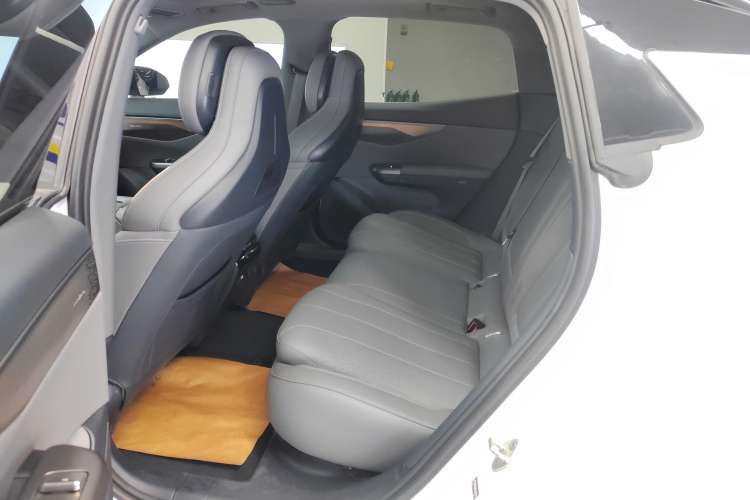 Used Lynk & Co 07 2024 EM-P 126 Long-Range Halo Right Rear Seat
