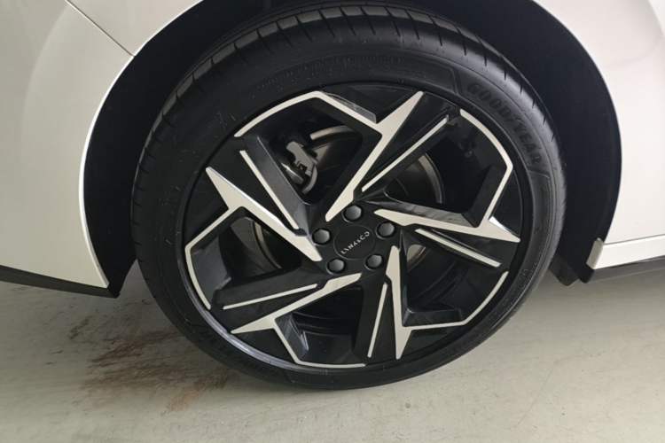 Used Lynk & Co 07 2024 EM-P 126 Long-Range Halo Right Rear Wheel Hub