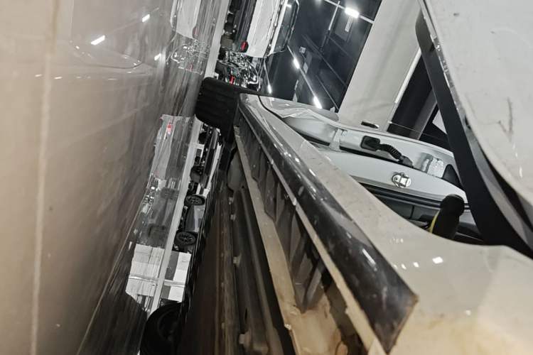 Used Lynk & Co 07 2024 EM-P 126 Long-Range Ultra Right Side Sill