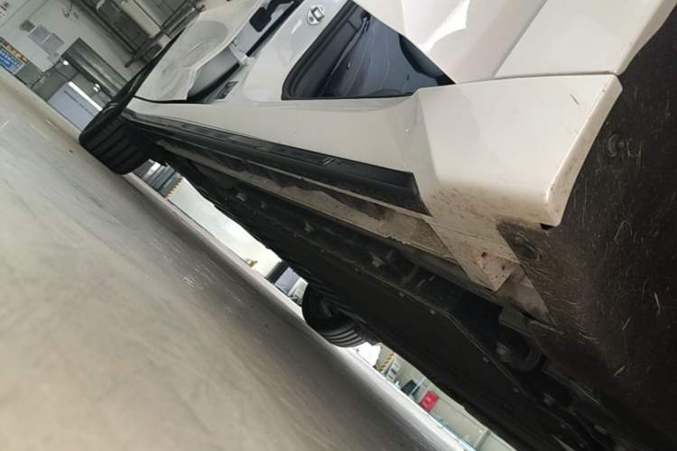 Used Lynk & Co 07 2024 EM-P 126 Long-Range Halo Right Side Sill