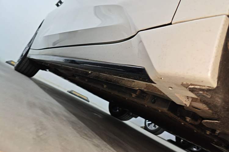 Used Lynk & Co 07 2024 EM-P 126 Long-Range Pro Right Side Sill