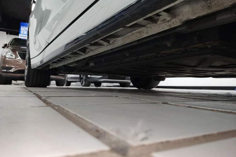 Used Lynk & Co 07 2024 EM-P 126 Long-Range Halo Right Side Sill