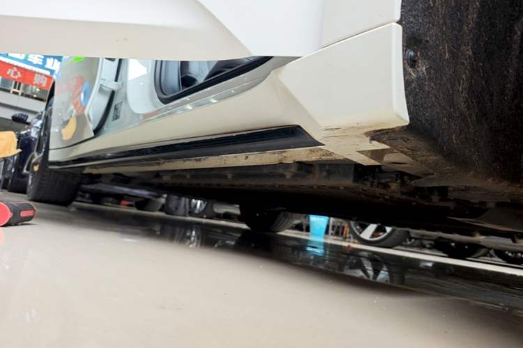Used Lynk & Co 07 2024 EM-P 126 Long-Range Halo Right Side Sill