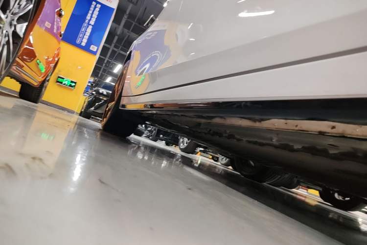 Used Lynk & Co 07 2024 EM-P 126 Long-Range Ultra Right Side Sill