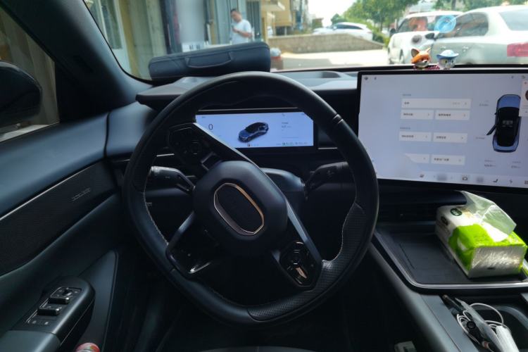 Used Lynk & Co 07 2024 EM-P 126 Long-Range Halo Steering Wheel