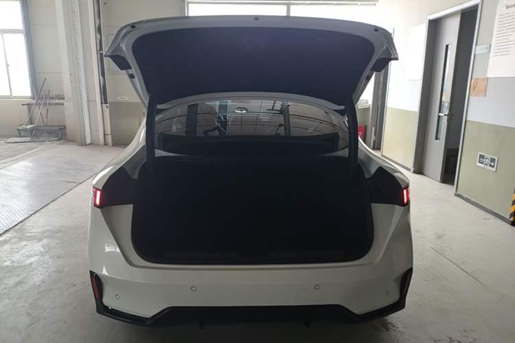 Used Lynk & Co 07 2024 EM-P 126 Long-Range Halo Trunk