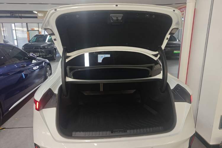 Used Lynk & Co 07 2024 EM-P 126 Long-Range Halo Trunk