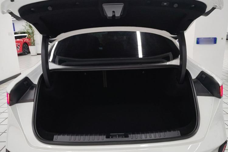 Used Lynk & Co 07 2024 EM-P 126 Long-Range Halo Trunk