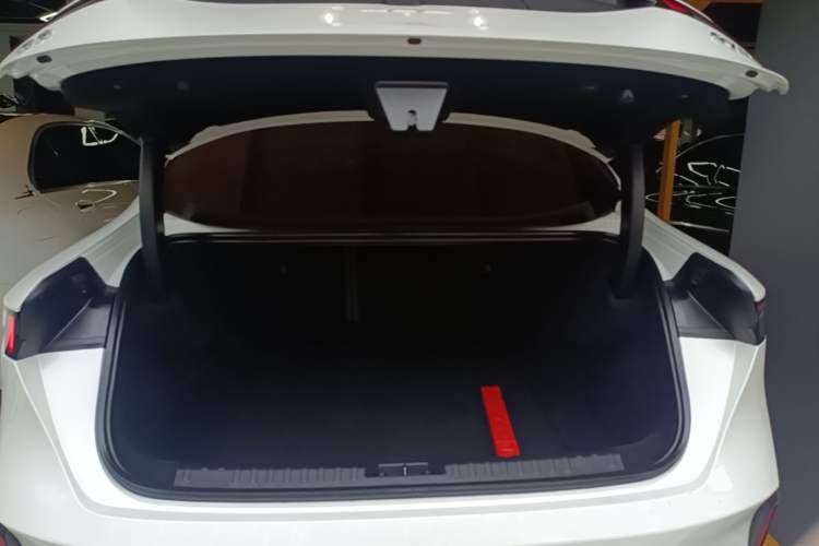 Used Lynk & Co 07 2024 EM-P 126 Long-Range Halo Trunk