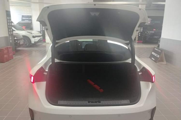 Used Lynk & Co 07 2024 EM-P 126 Long-Range Halo Trunk