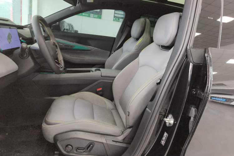 Used Lynk & Co 08 EM-P 2025 245km Ultra-Long Range Halo Left Front Seat