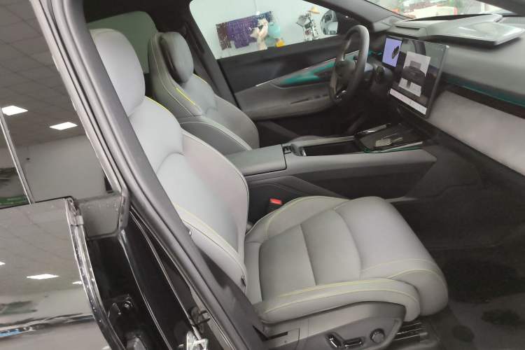 Used Lynk & Co 08 EM-P 2025 245km Ultra-Long Range Halo Right Front Seat
